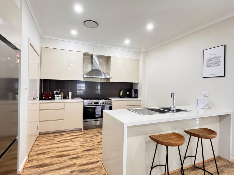 Kitchen or kitchenette, dishwasher, minibar, oven, stove, toaster