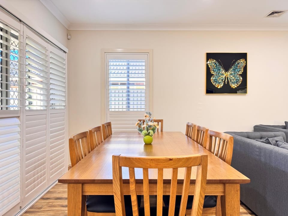 Seating area, Dining area