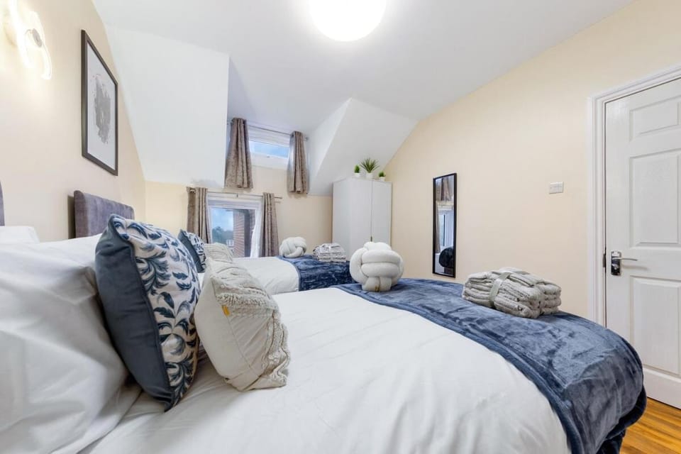 Lovely 4-BR Home In Leyton - Sleeps 14, Near Tube, Arcade, 100inchTV House in London