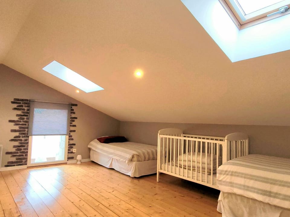 Bed, Photo of the whole room, Bedroom, cot