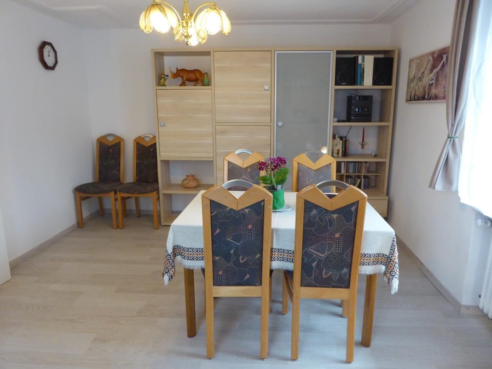 TV and multimedia, Kitchen or kitchenette, Living room, Seating area, Dining area