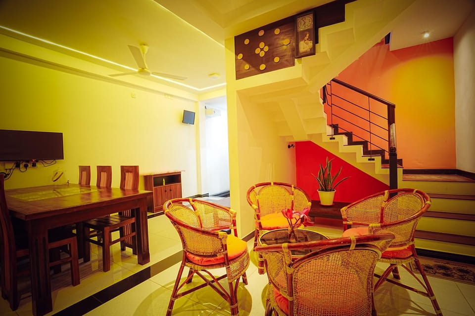 TV and multimedia, Living room, Seating area, Dining area