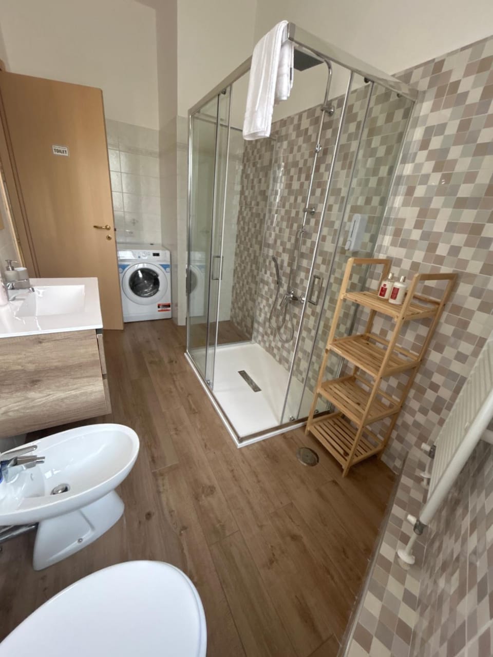 Shower, Bathroom, towels, washing machine