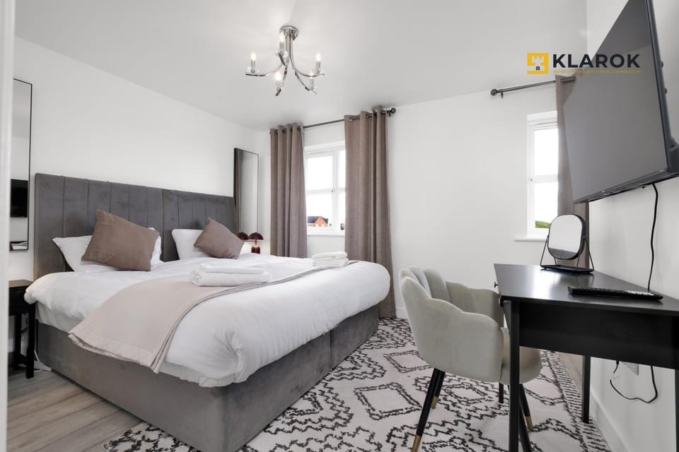 Bed, TV and multimedia, Photo of the whole room, Bedroom