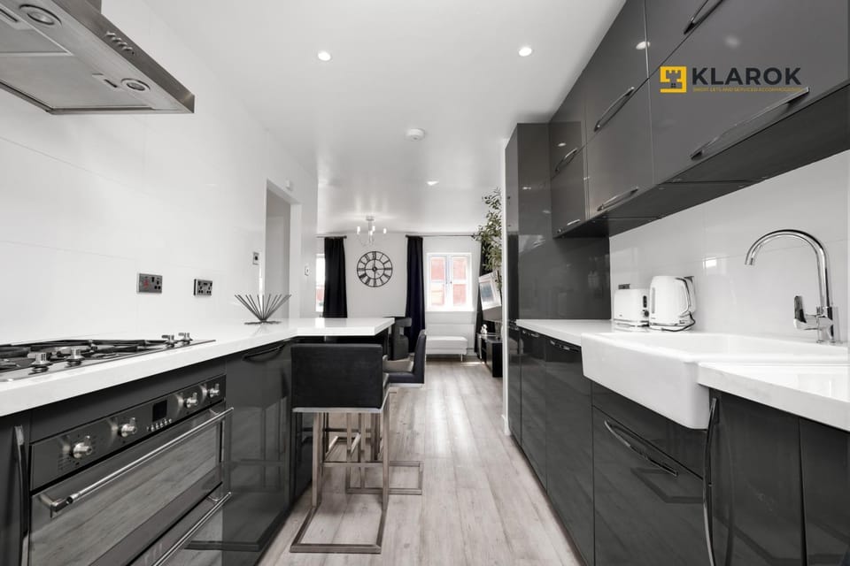 Kitchen or kitchenette, microwave, oven