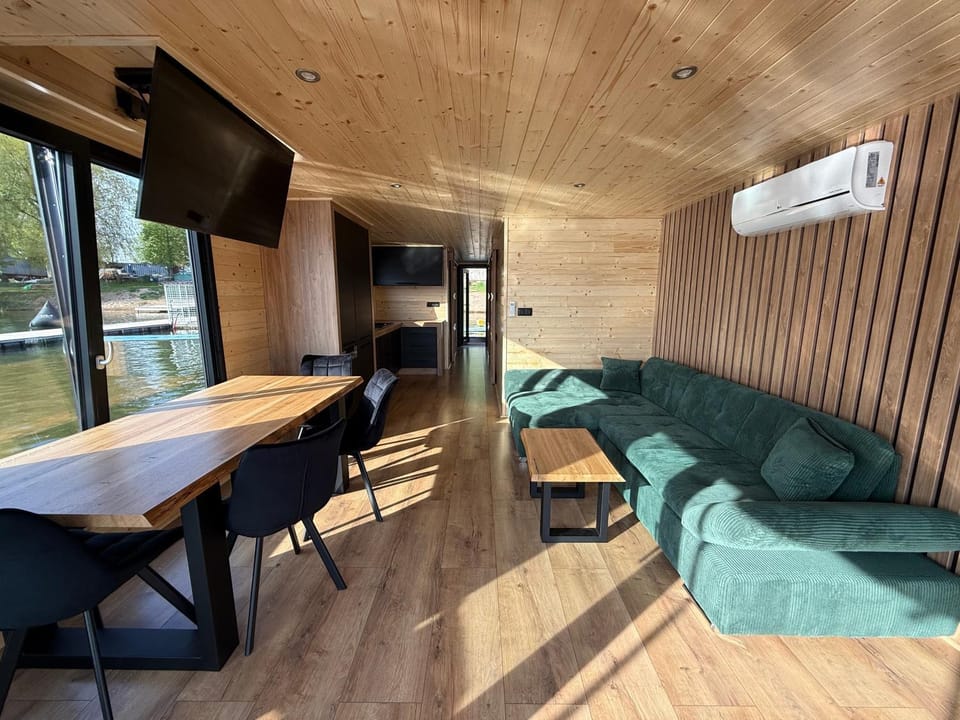 Communal lounge/ TV room, TV and multimedia, Living room, Seating area, Dining area, air conditioner