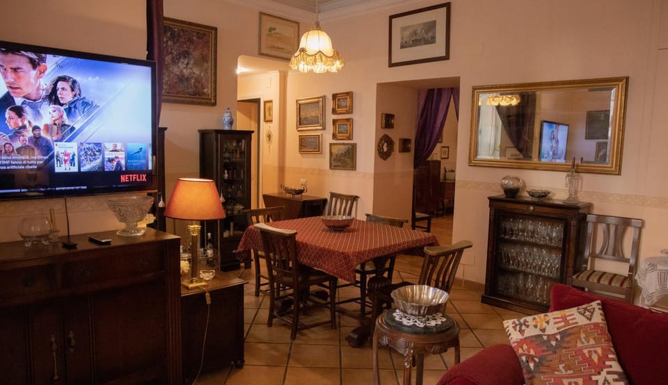 Communal lounge/ TV room, TV and multimedia, Living room, Seating area, Dining area, Evening entertainment