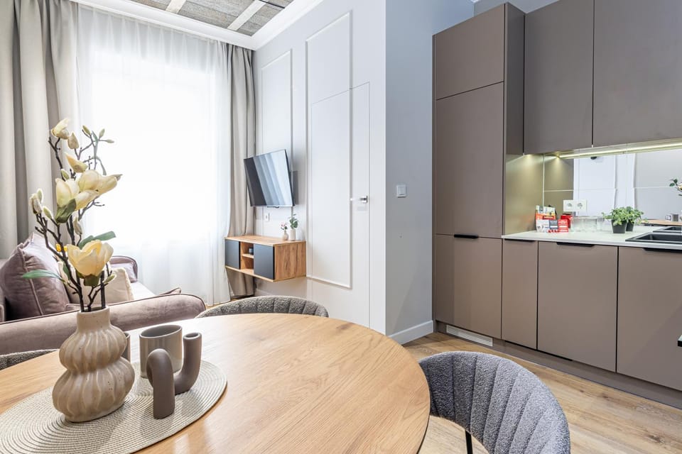 TV and multimedia, Kitchen or kitchenette, Living room, Seating area, Dining area, stove