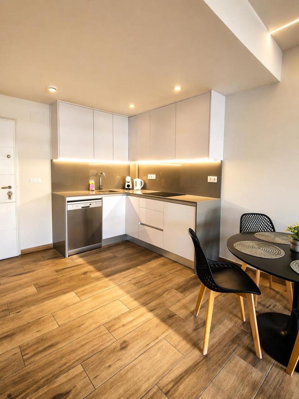 Claudia Luxury Apartment near the beach with a pool, gym, and secure gated parking Apartment in Alacantí