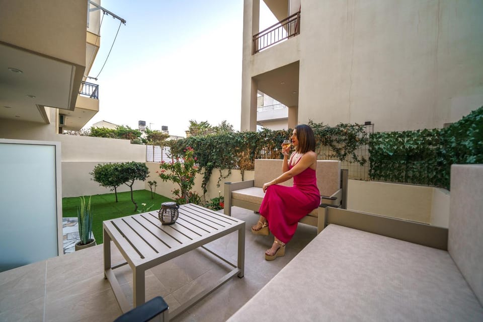 Patio, Day, People, Garden, Balcony/Terrace