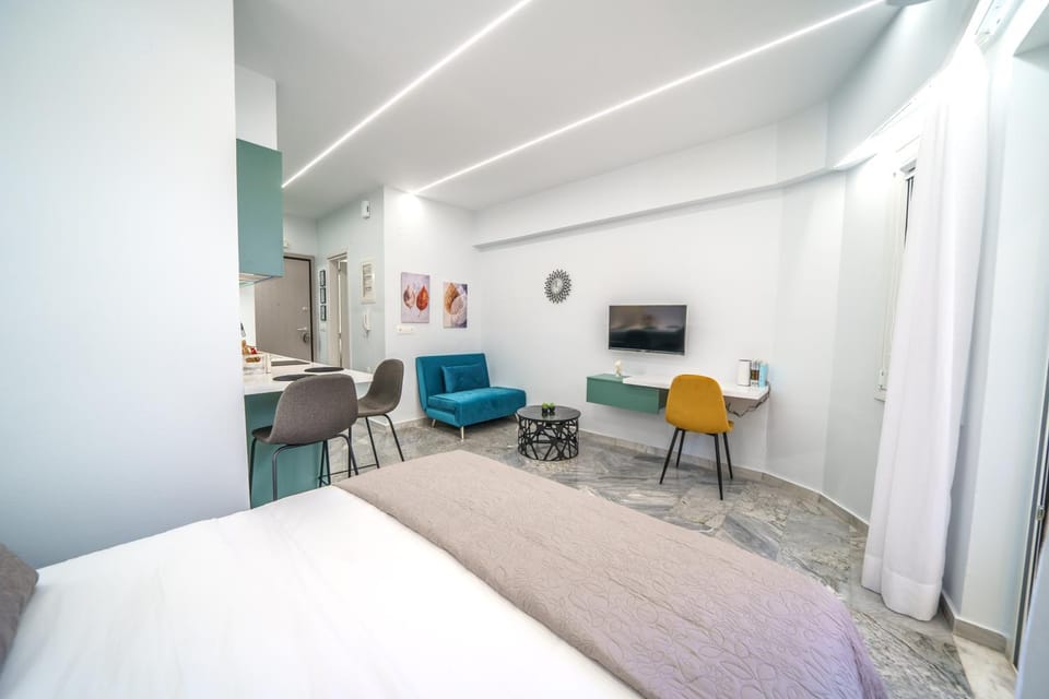 Bed, TV and multimedia, Living room, Photo of the whole room, Seating area, Bedroom