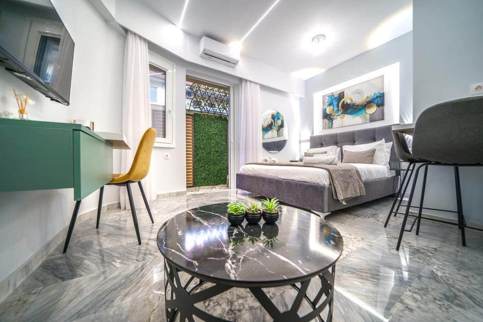 Bed, TV and multimedia, Photo of the whole room, Seating area, Bedroom