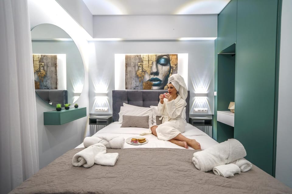 Bed, People, Food and drinks, Photo of the whole room, Bedroom, Food, towels