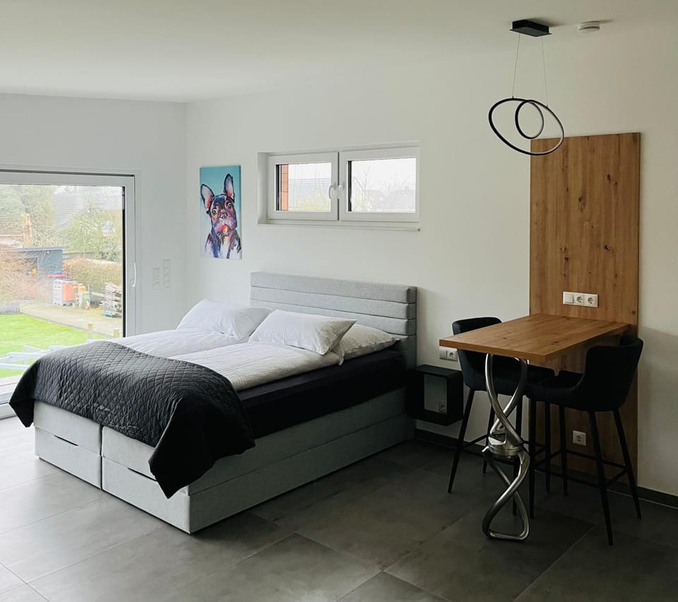 Bed, Photo of the whole room, Dining area, Bedroom