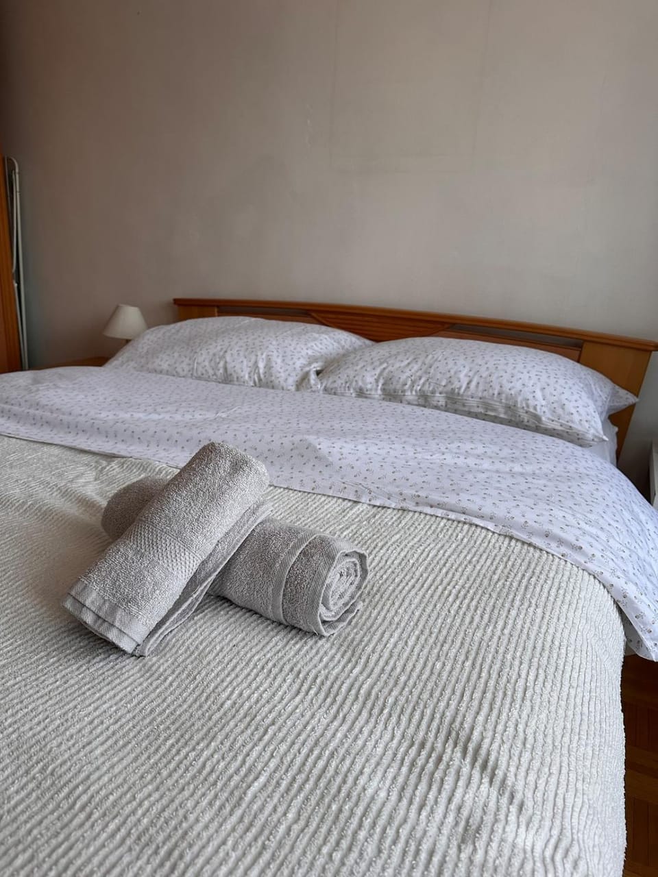 Bed, Bedroom, towels