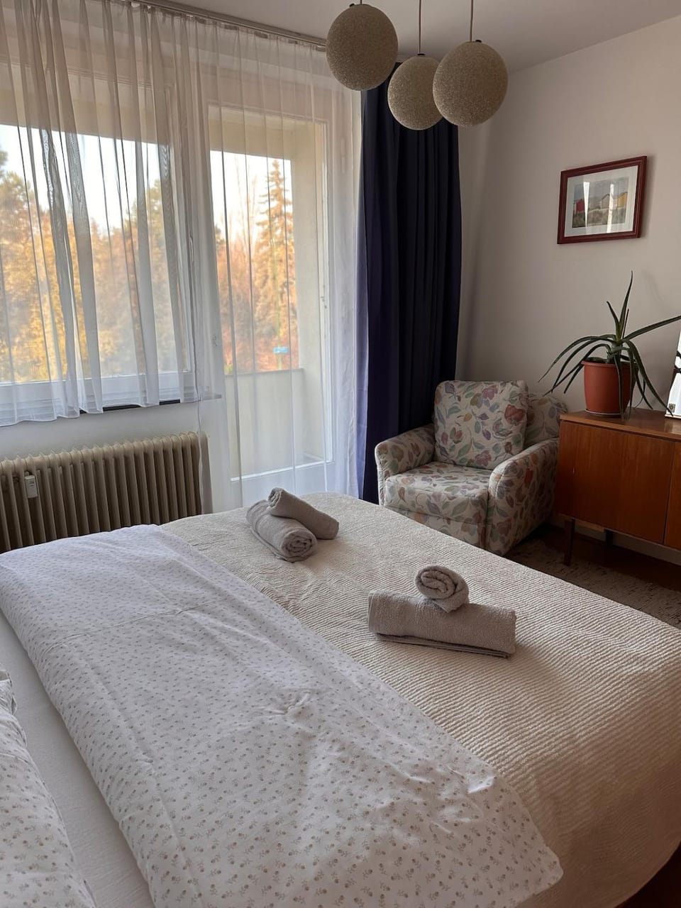 Bed, Bedroom, towels