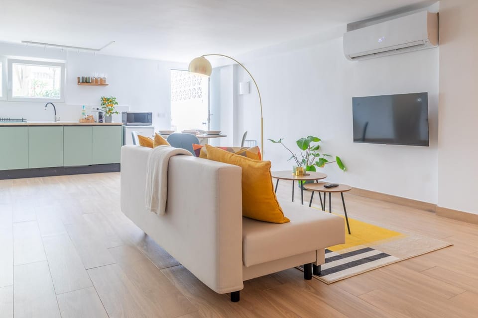 TV and multimedia, Seating area, air conditioner
