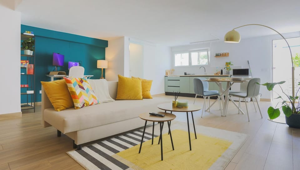 TV and multimedia, Kitchen or kitchenette, Living room, Seating area, Dining area