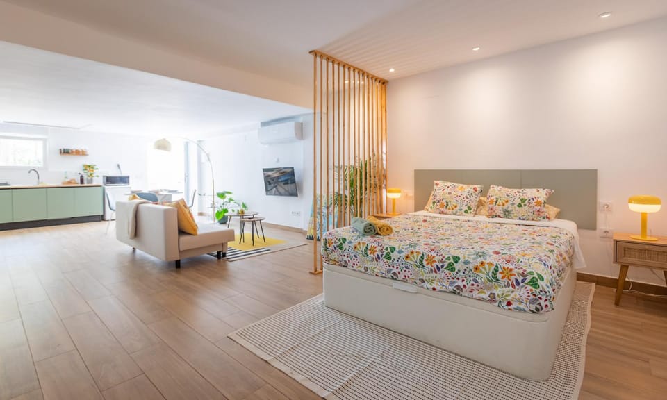 Bed, Photo of the whole room, Seating area, Bedroom