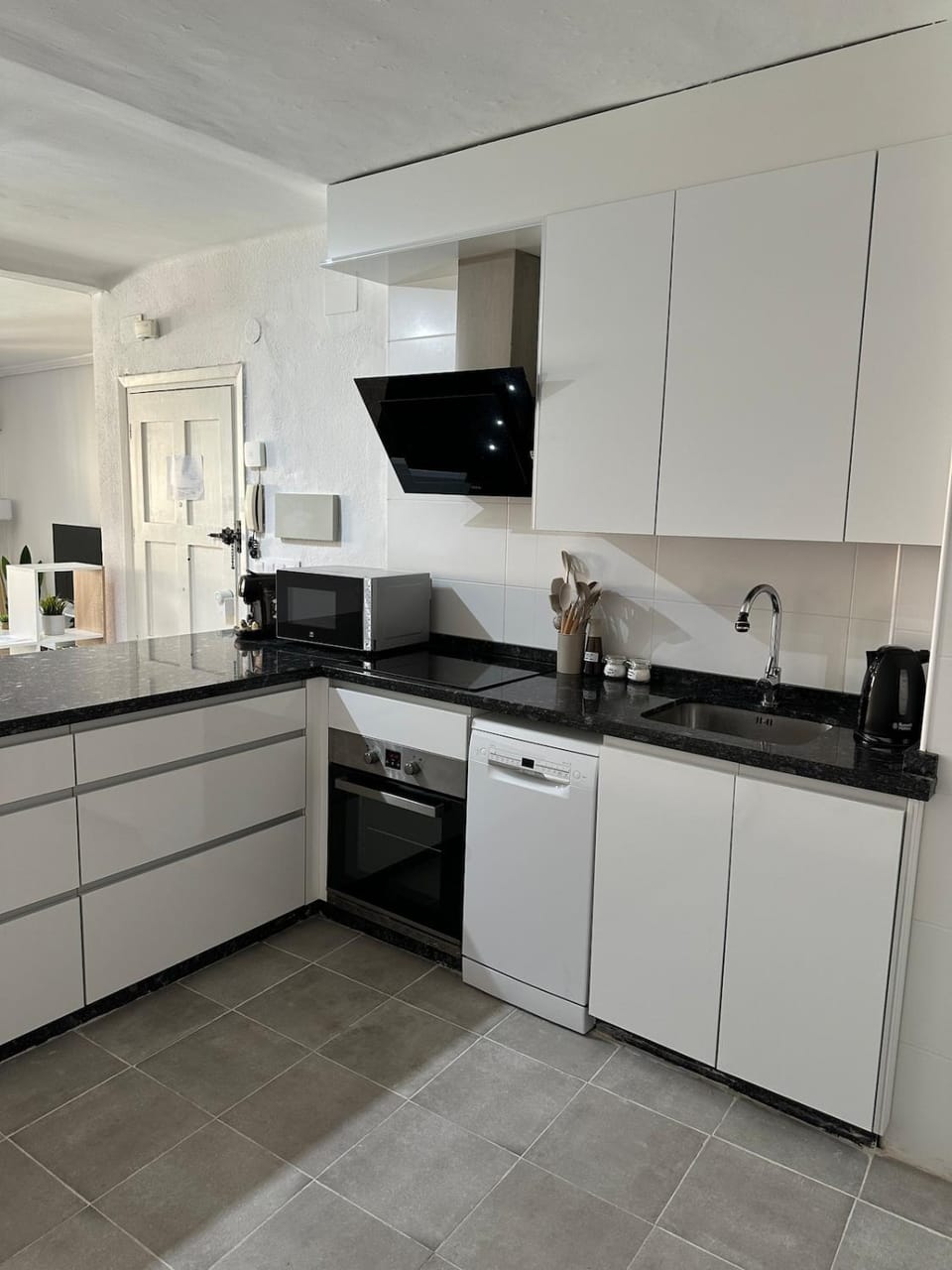 Coffee/tea facilities, Kitchen or kitchenette, dishwasher, oven, stove, toaster