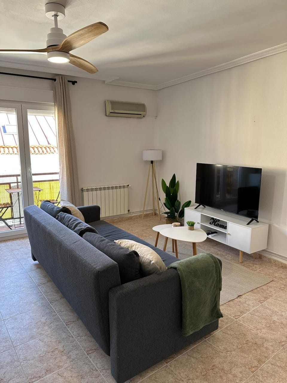 Communal lounge/ TV room, TV and multimedia, Seating area, air conditioner