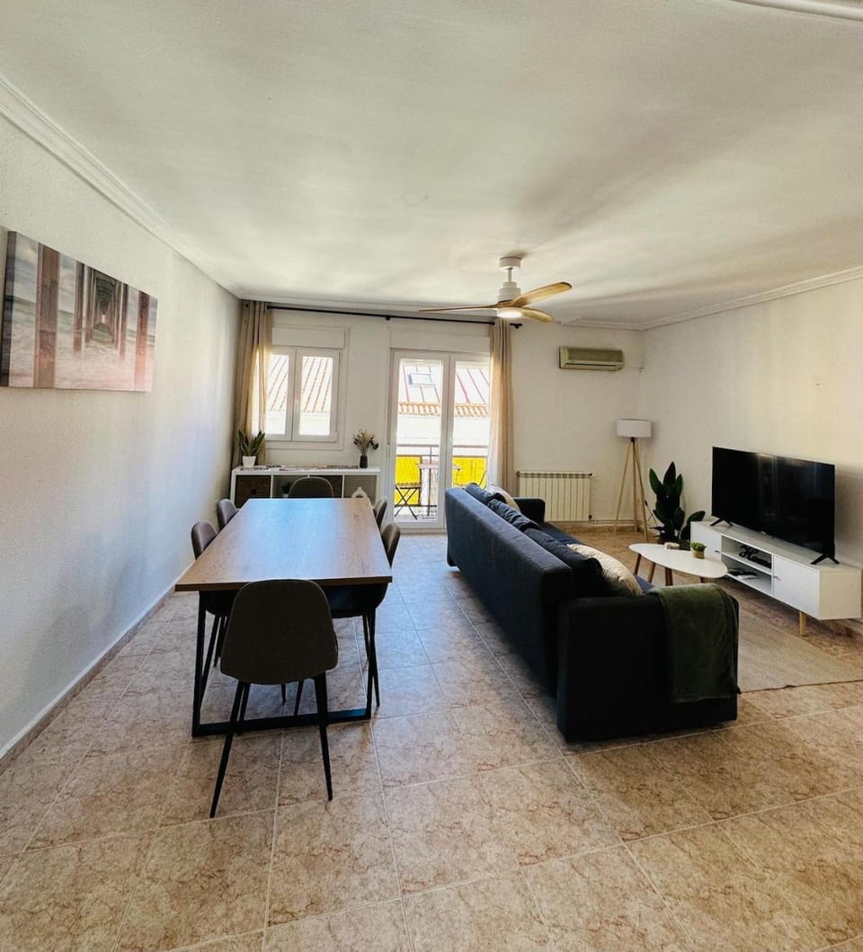Communal lounge/ TV room, TV and multimedia, Seating area, Dining area