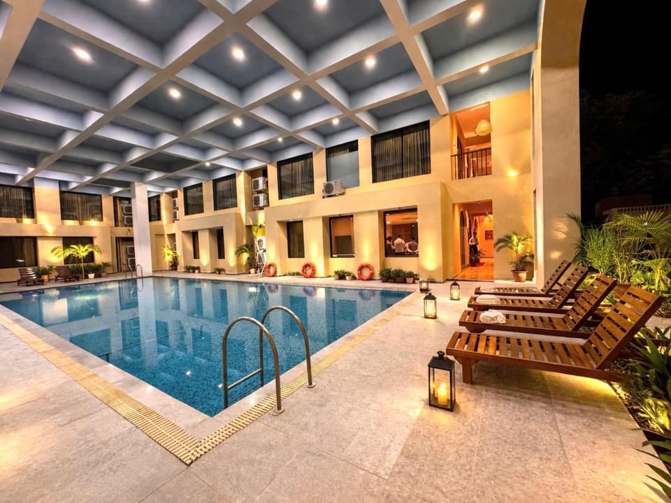 Swimming pool, sunbed