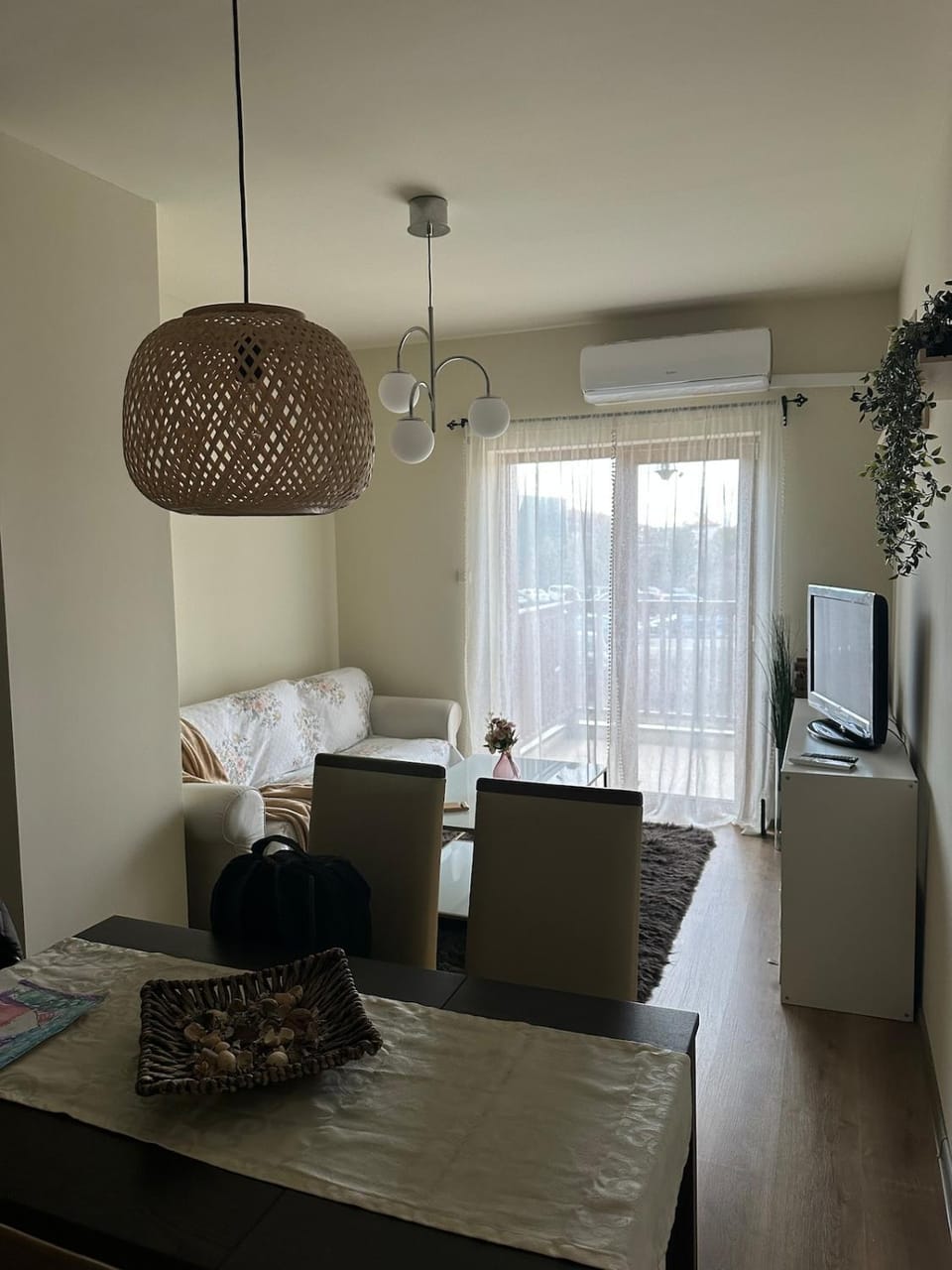 TV and multimedia, Living room, Dining area, air conditioner