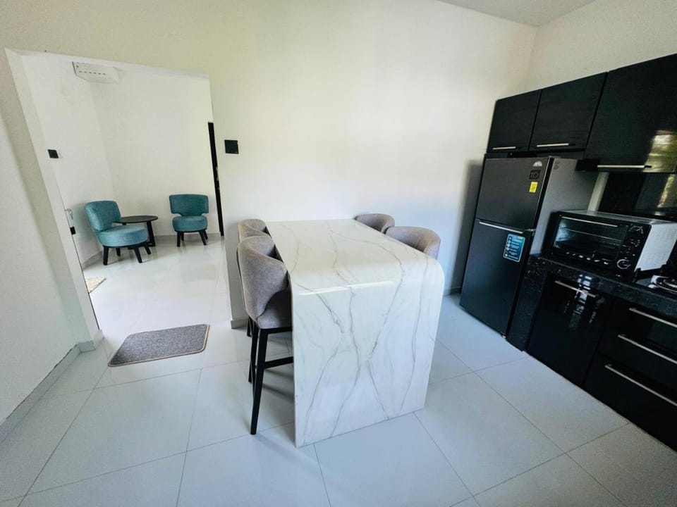Kitchen or kitchenette, Seating area, Dining area, oven