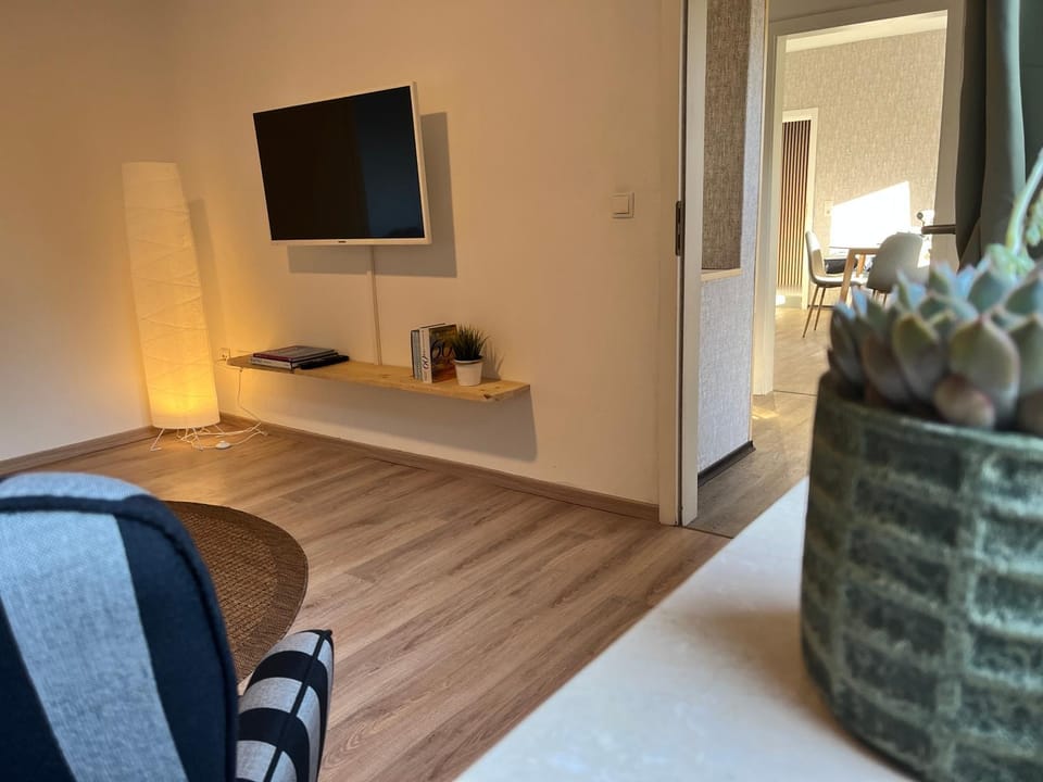 Communal lounge/ TV room, TV and multimedia, Living room, Seating area, Evening entertainment
