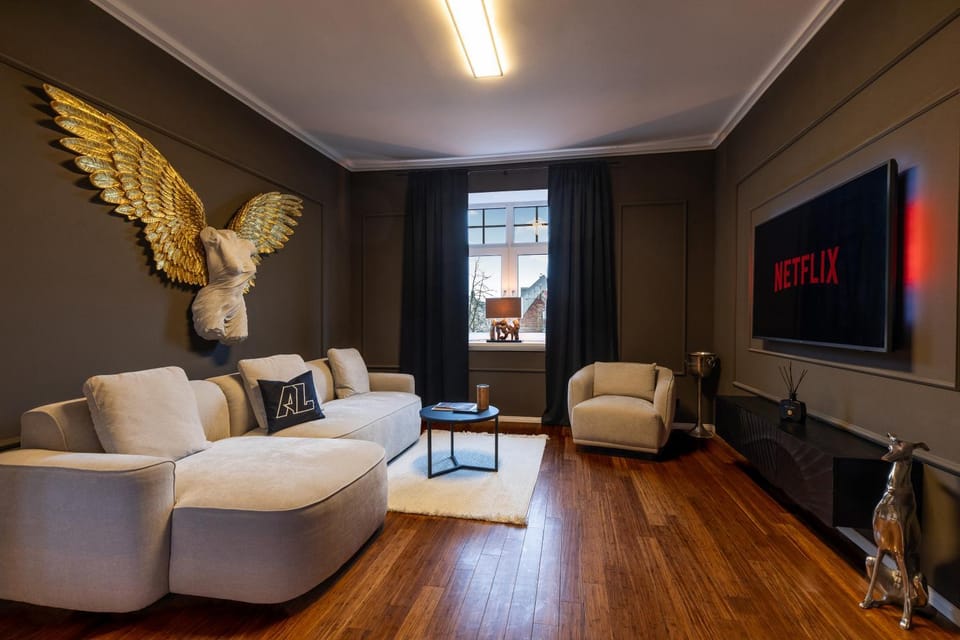 Communal lounge/ TV room, TV and multimedia, Living room, Decorative detail, Decorative detail, Seating area, Evening entertainment, Text overlay, Entertainment