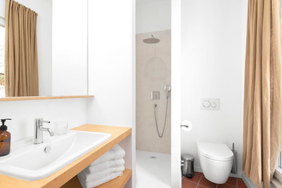 Shower, Toilet, Bathroom, towels