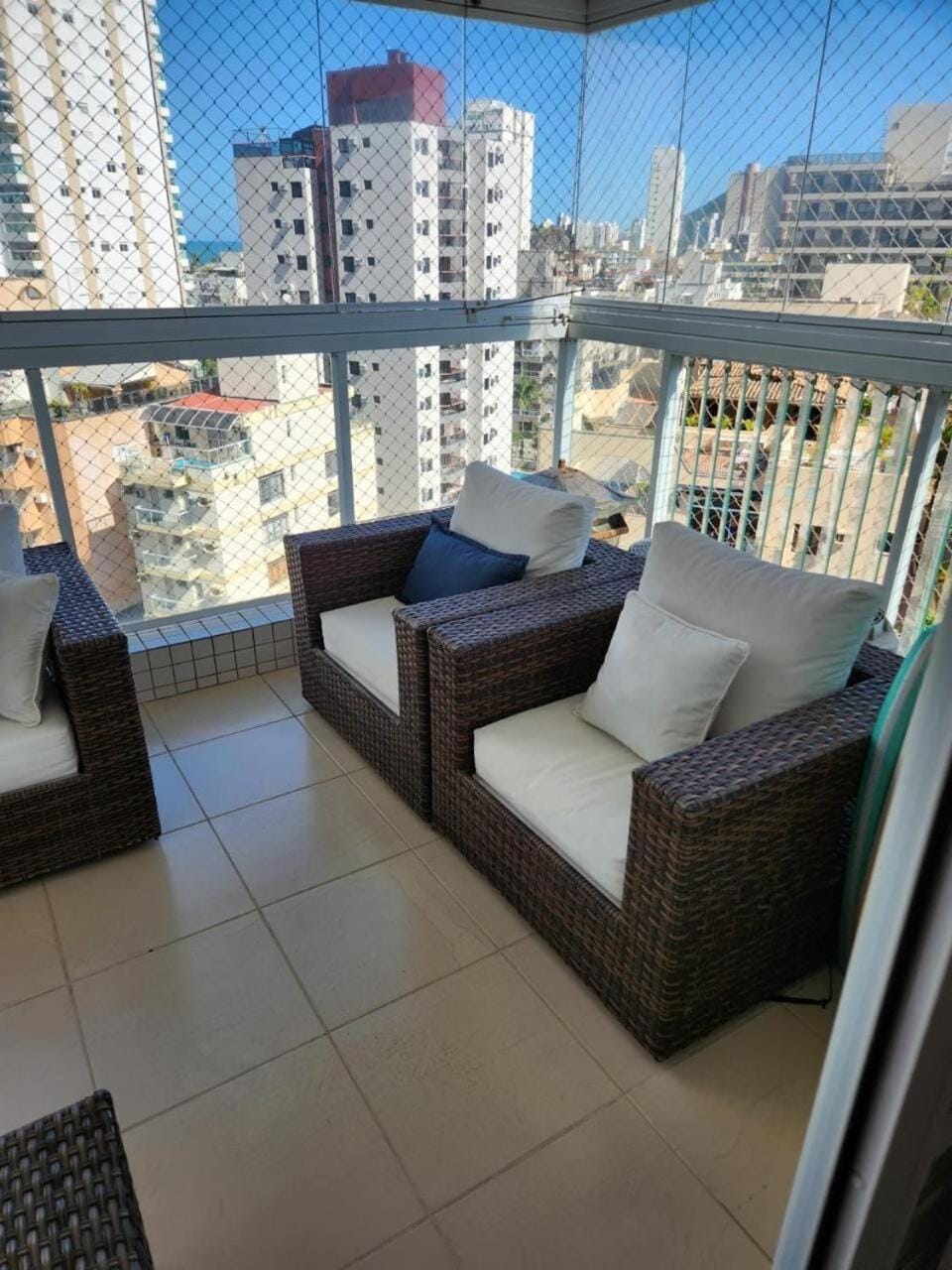 Maravilhoso apto de 111m com vista para o mar - 3 dormitórios - ótima localização na Enseada Apartment in State of São Paulo