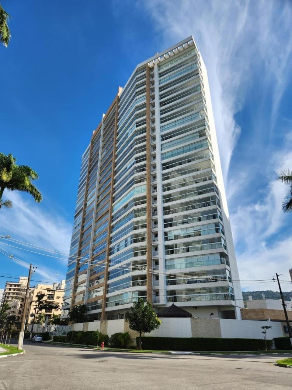 Maravilhoso apto de 111m com vista para o mar - 3 dormitórios - ótima localização na Enseada Apartment in State of São Paulo