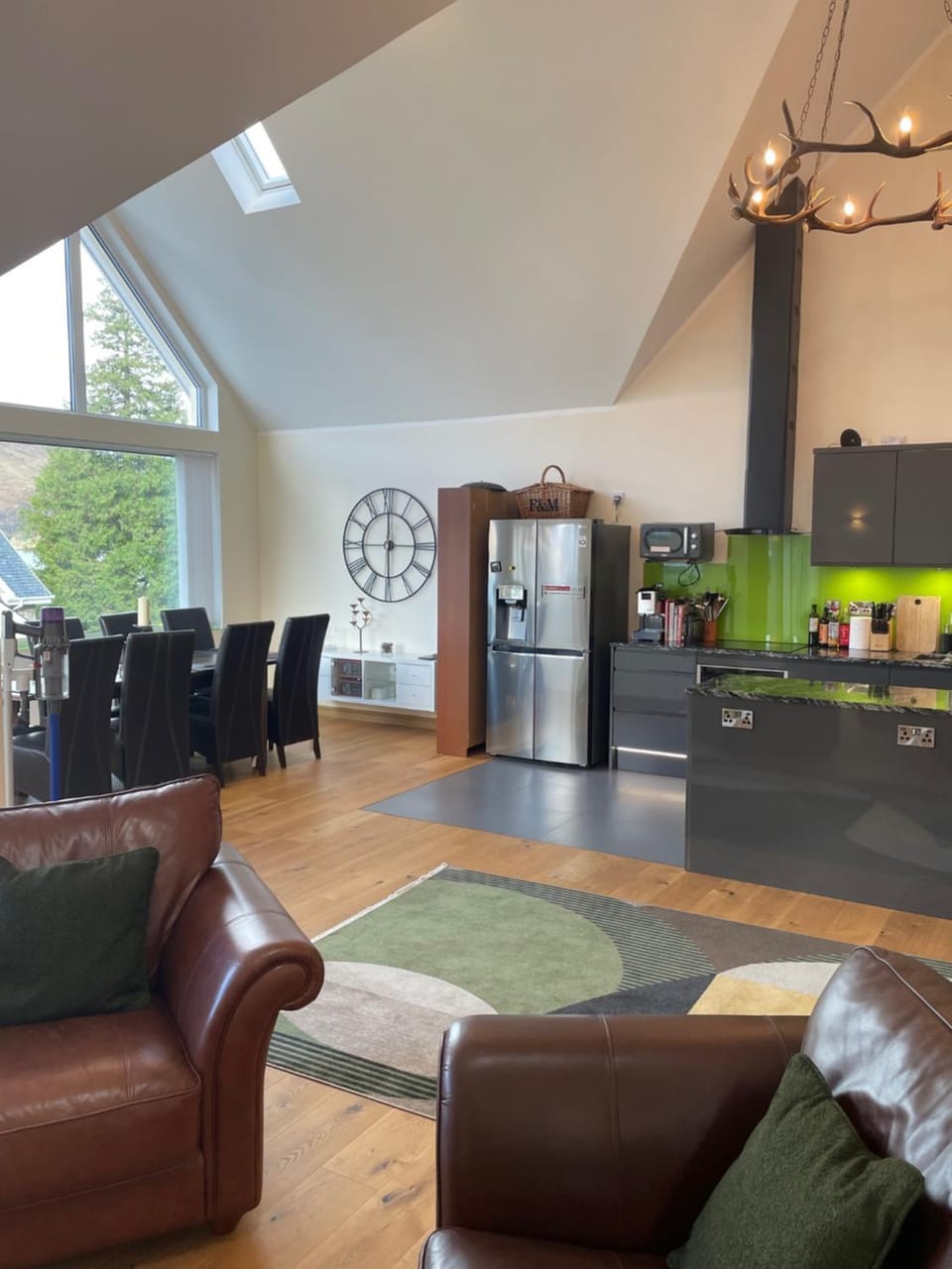 Coffee/tea facilities, Kitchen or kitchenette, Seating area, Dining area, microwave, oven, stove, kitchen