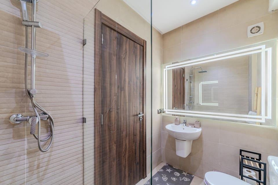 Shower, Toilet, Bathroom, towels