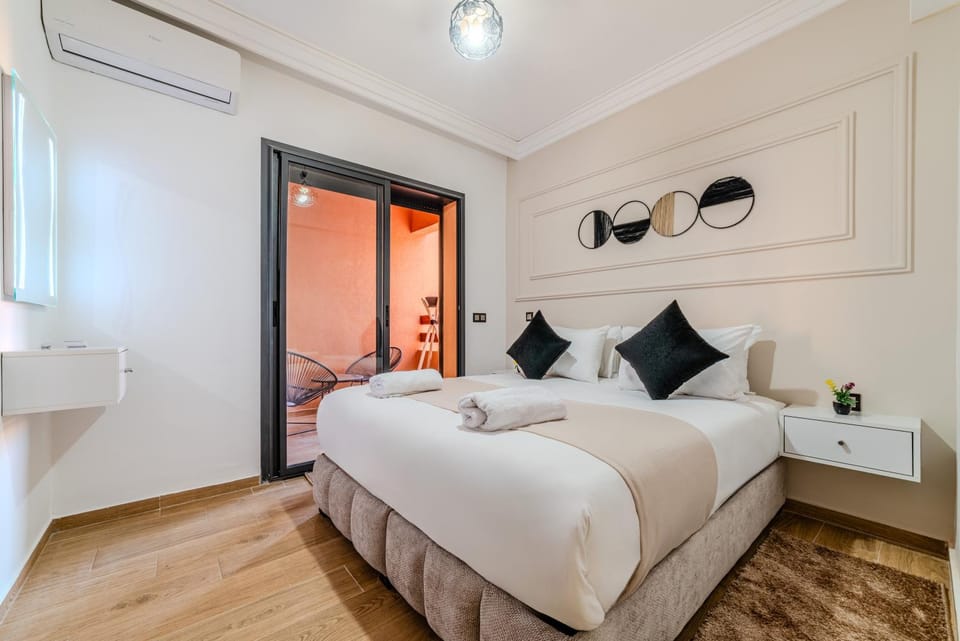 Bed, Photo of the whole room, Bedroom, towels
