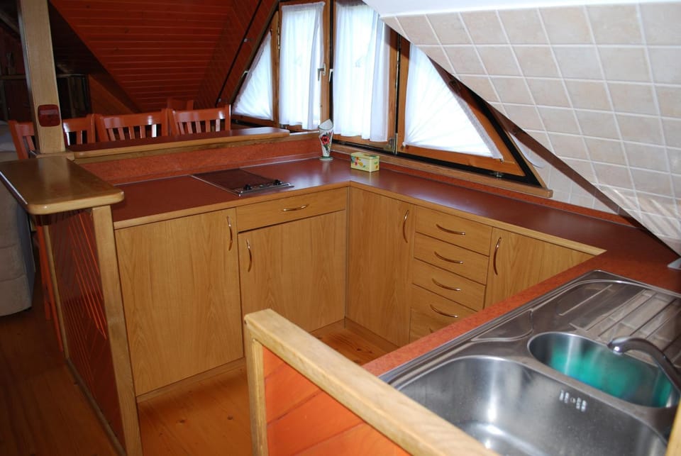Kitchen or kitchenette, Food and drinks, Dining area, Lake view