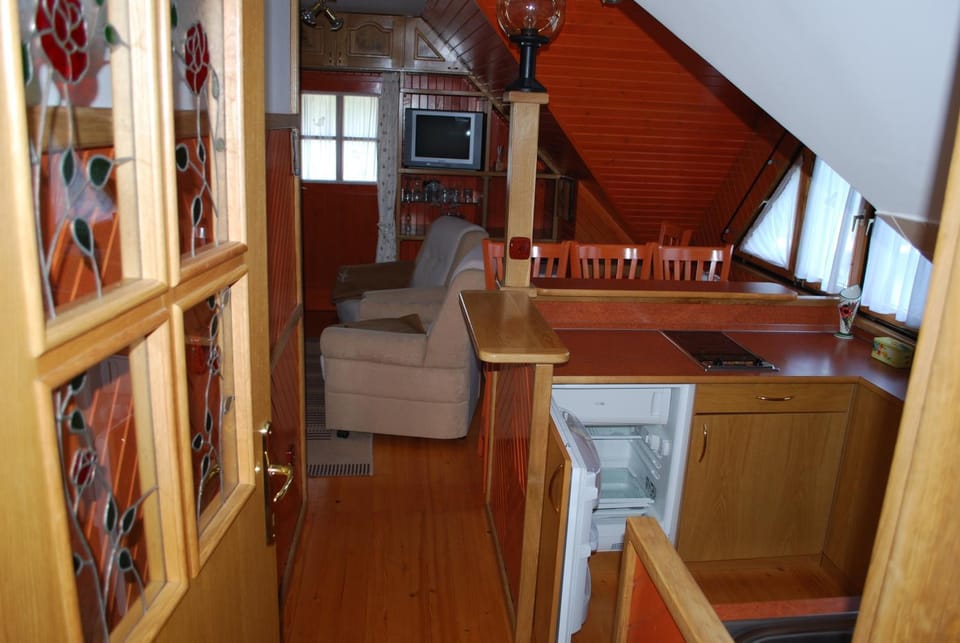 Patio, TV and multimedia, Coffee/tea facilities, Balcony/Terrace, Kitchen or kitchenette, Living room, Seating area, Dining area, Lake view, Mountain view