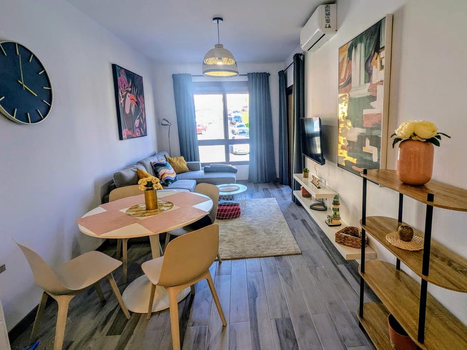 TV and multimedia, Living room, Seating area, Dining area