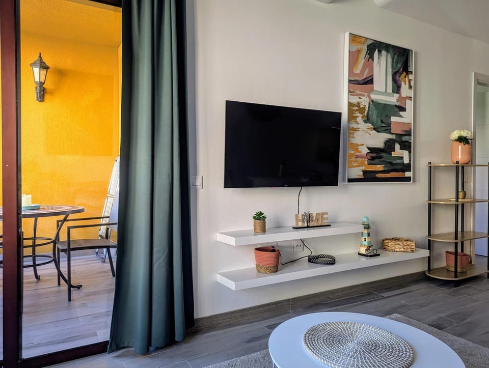 TV and multimedia, Living room, Seating area, Dining area