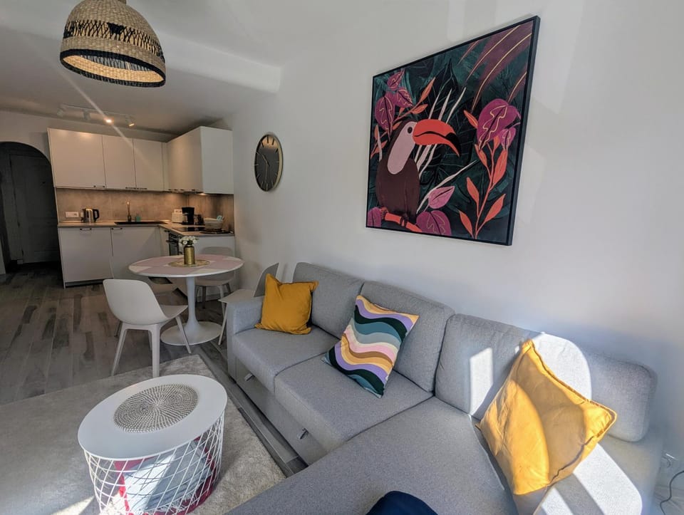 Kitchen or kitchenette, Living room, Seating area, Dining area