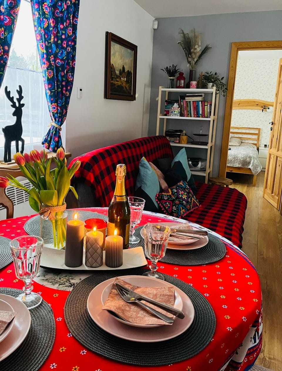 Living room, Seating area, Dining area, Food