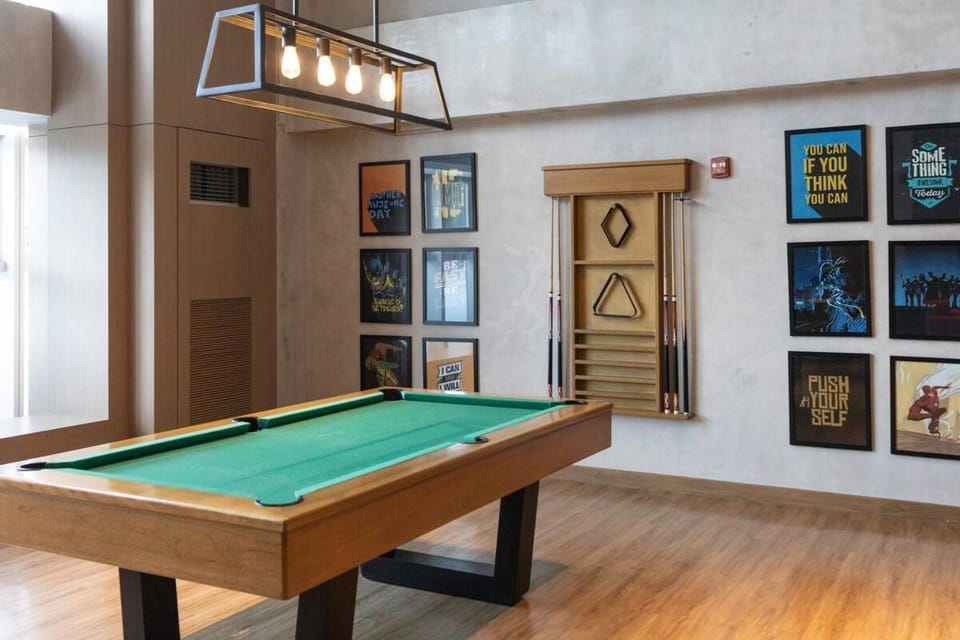 LUXX Suites McKinley with fast WIFI in BGC Apartment in Makati