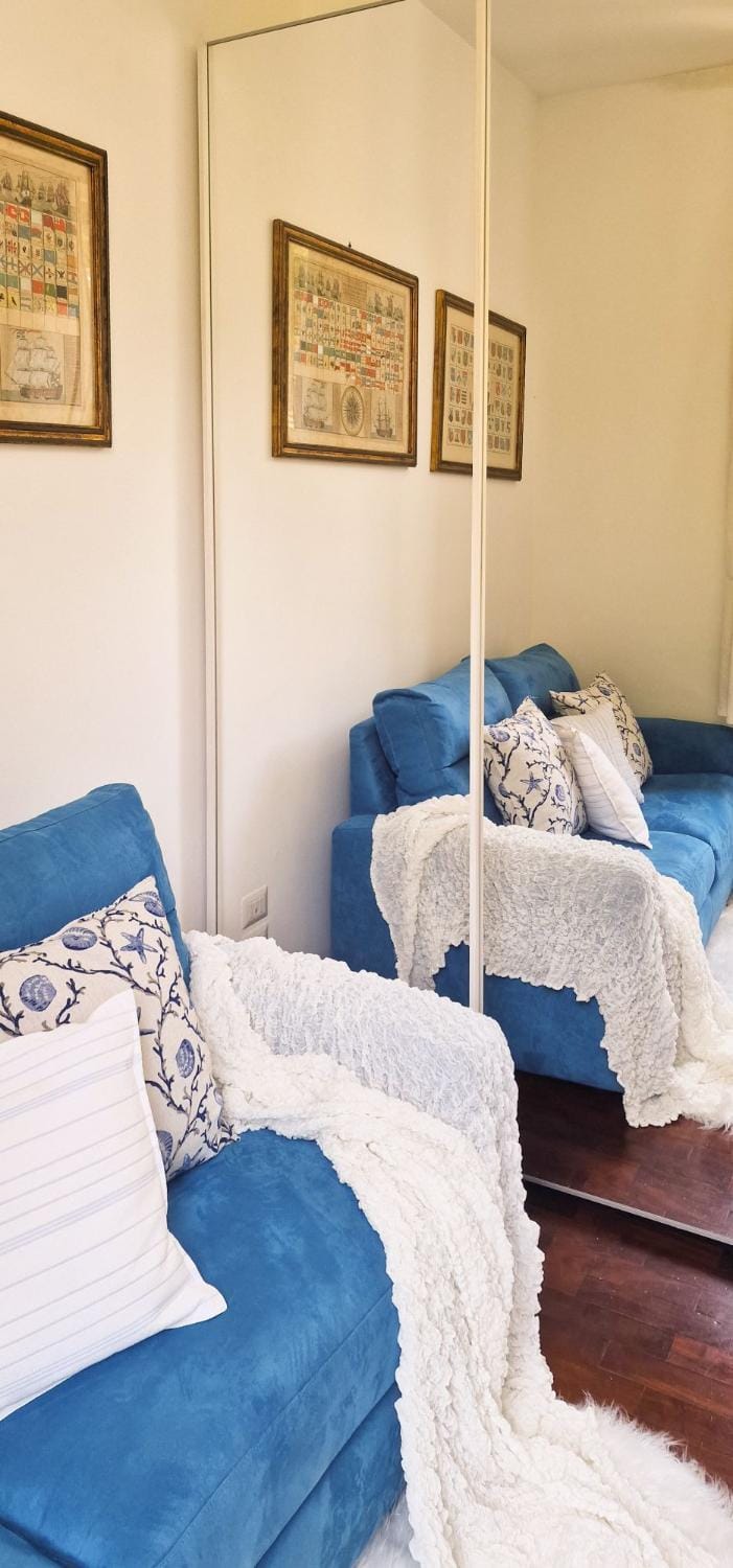 Bed, Living room, Photo of the whole room, Seating area