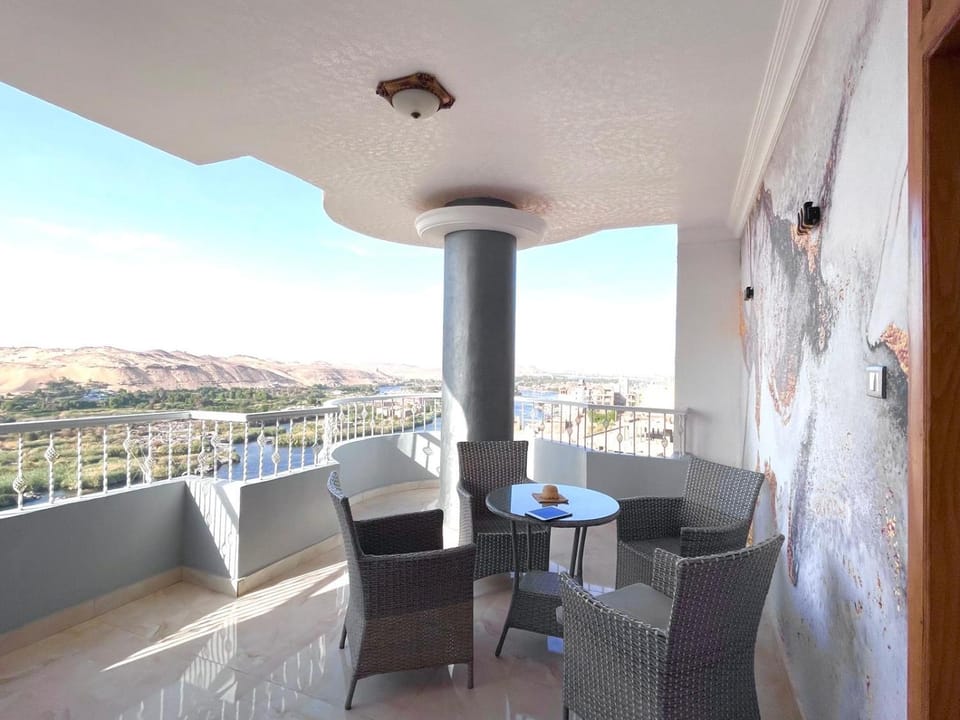 Natural landscape, View (from property/room), Balcony/Terrace, Seating area, Dining area, Mountain view, River view