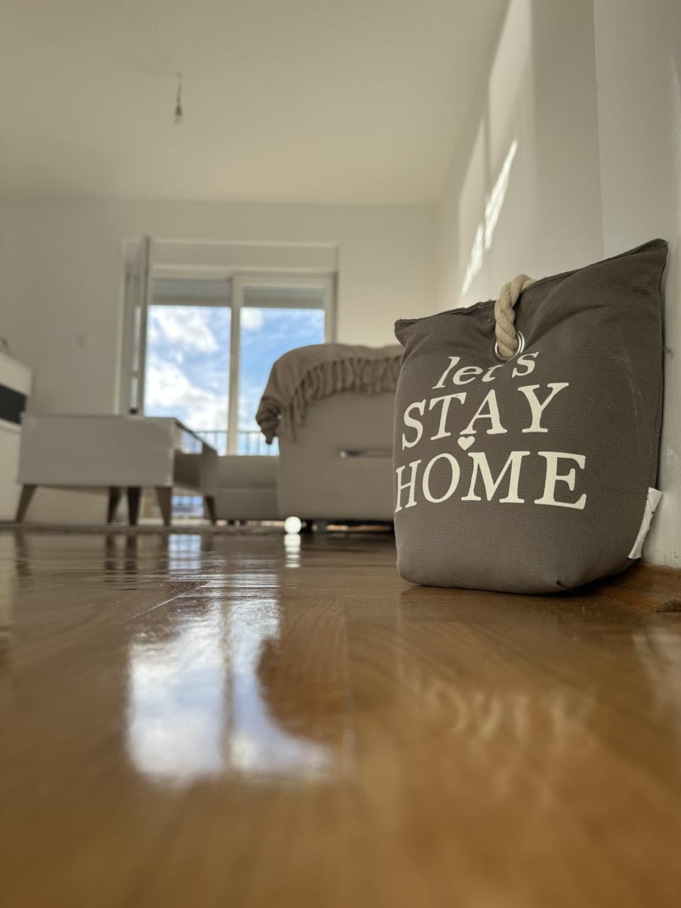 Living room, Text overlay