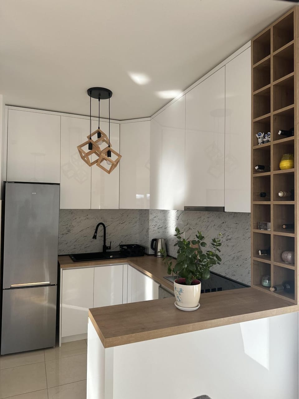 Kitchen or kitchenette, minibar