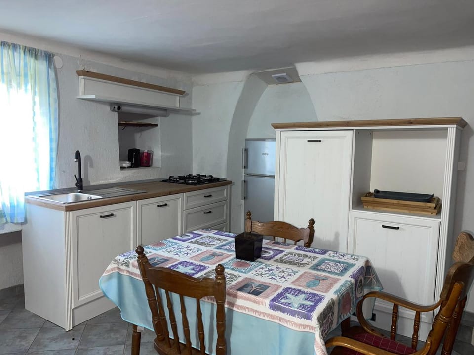 Kitchen or kitchenette, Dining area, pet friendly