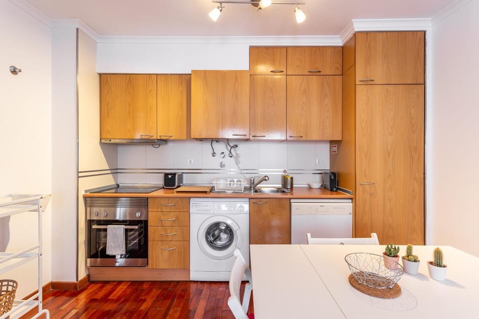 Coffee/tea facilities, Dining area, dishwasher, oven, pet friendly, stove, toaster